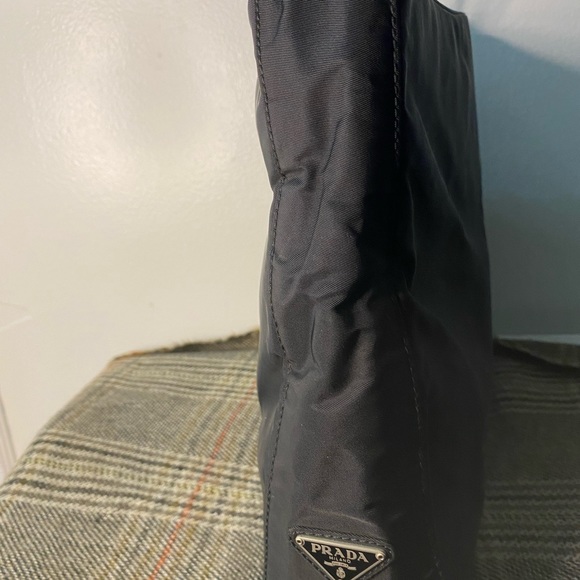 Prada shoulder bag - black and with metal handle -classy style - Picture 8 of 17